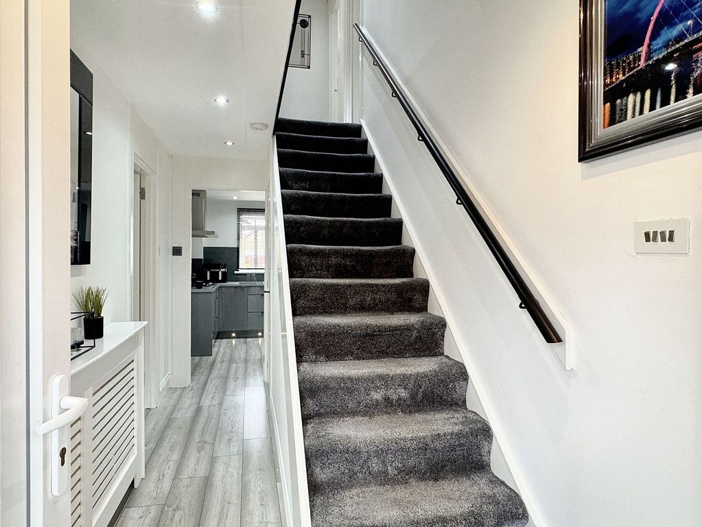 Property photo 2 of 21 Entrance Hallway