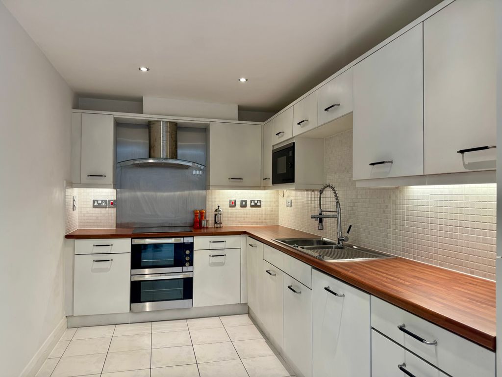 Property photo 2 of 11 Integrated Kitchen