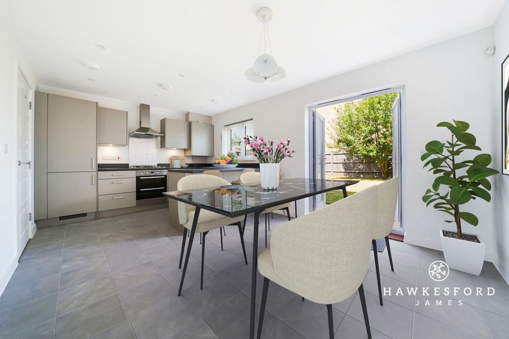 Property photo 3 of 19 Eveas Drive, Sittingbourne - Kitchen/Diner