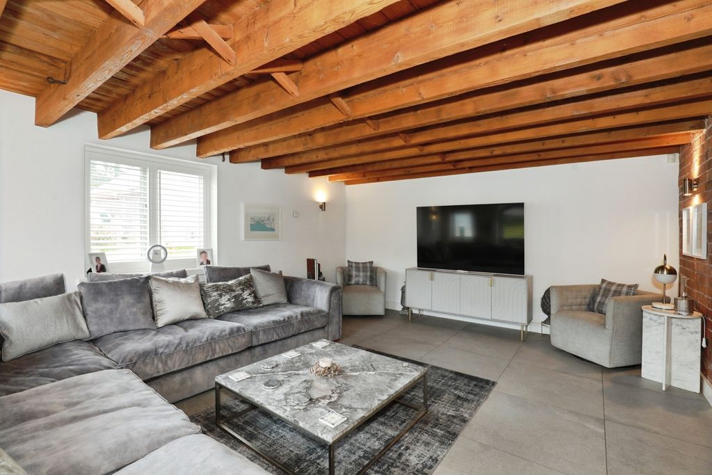 Property photo 3 of 20 Pbox-Img.Jpg