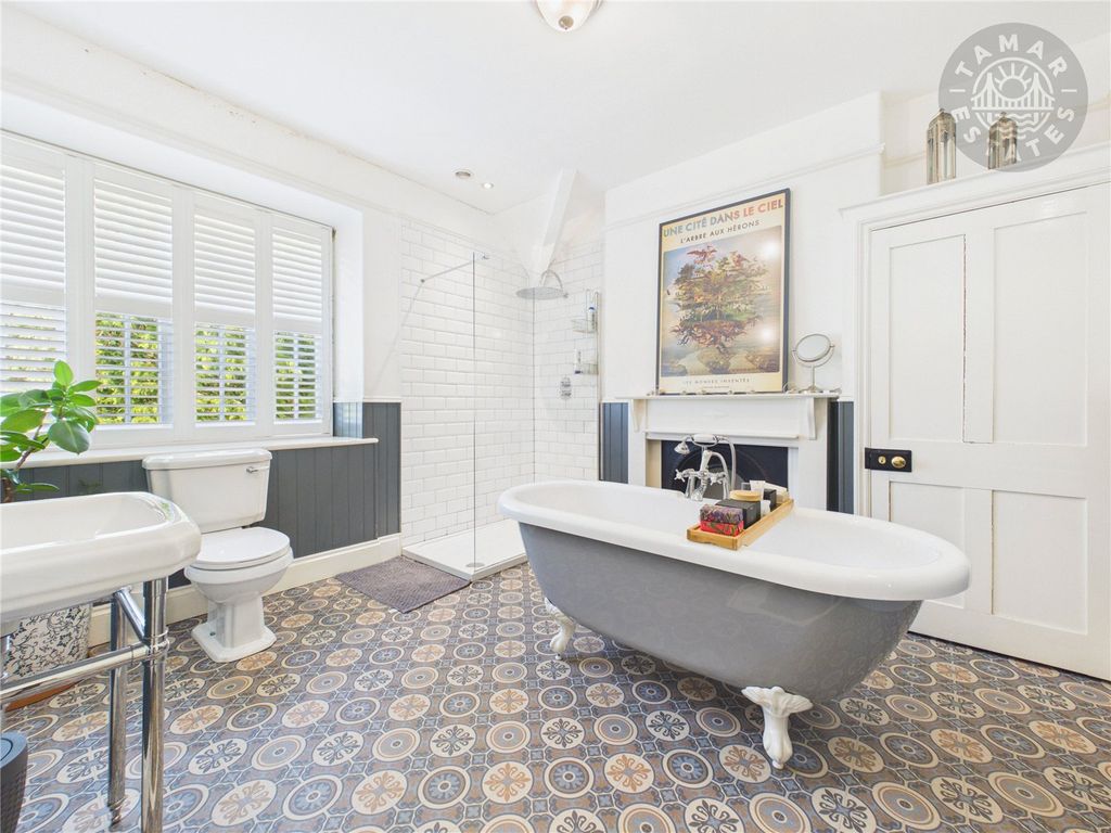 Property photo 2 of 16 Bathroom