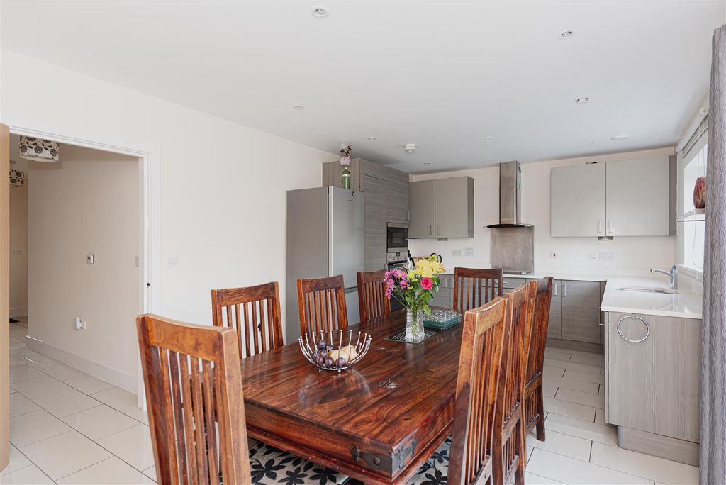 Property photo 3 of 33 Redwood Drive