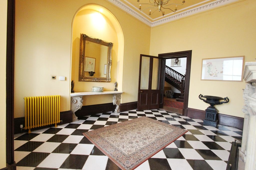 Property photo 2 of 18 Vestibule