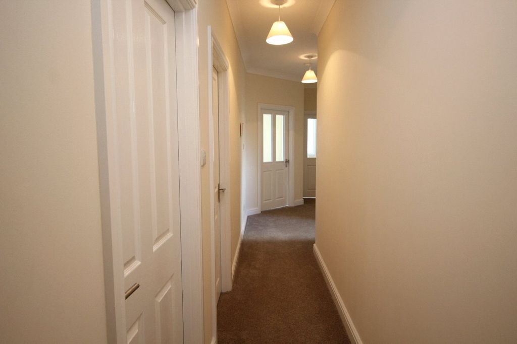 Property photo 3 of 8 Entrance Hall