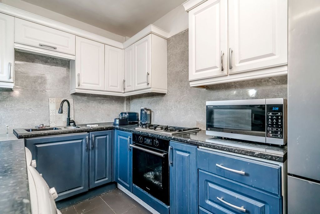 Property photo 3 of 27