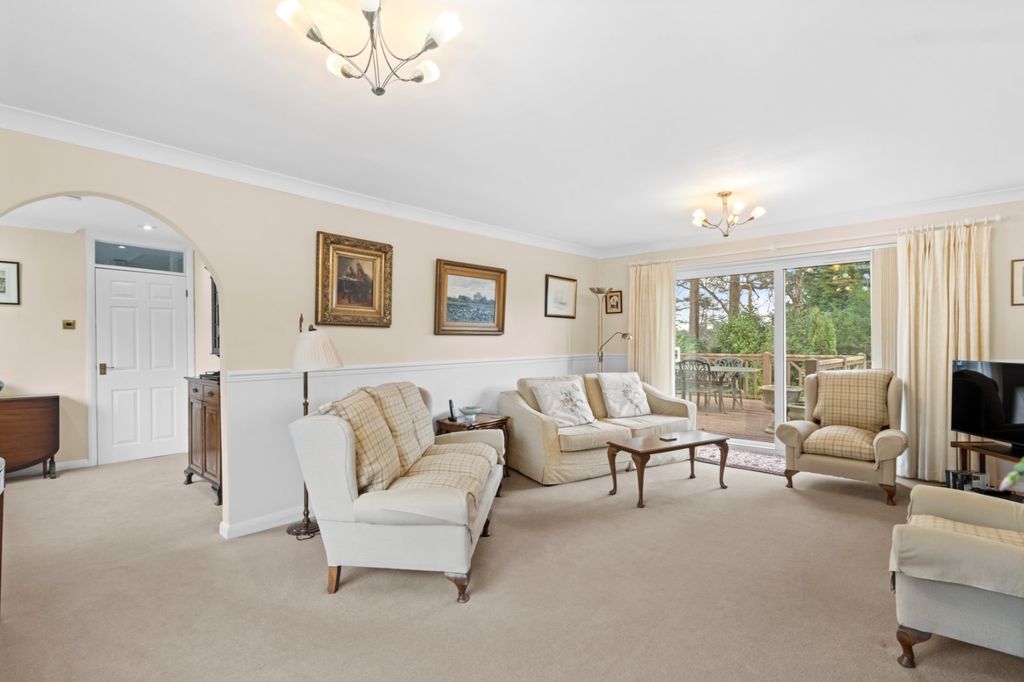 Property photo 3 of 24 Lounge