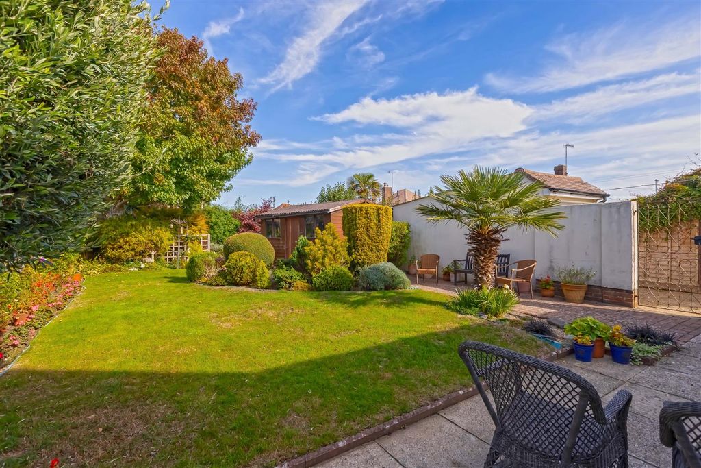 Property photo 2 of 17 Frobisher Close_3.Jpg