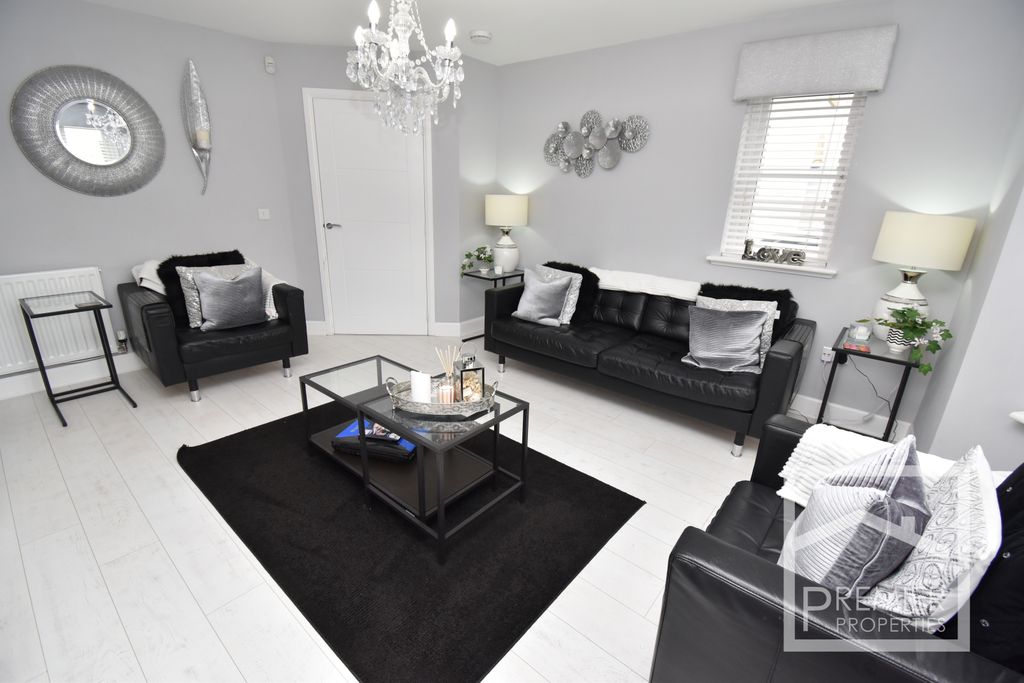 Property photo 3 of 19 Lounge