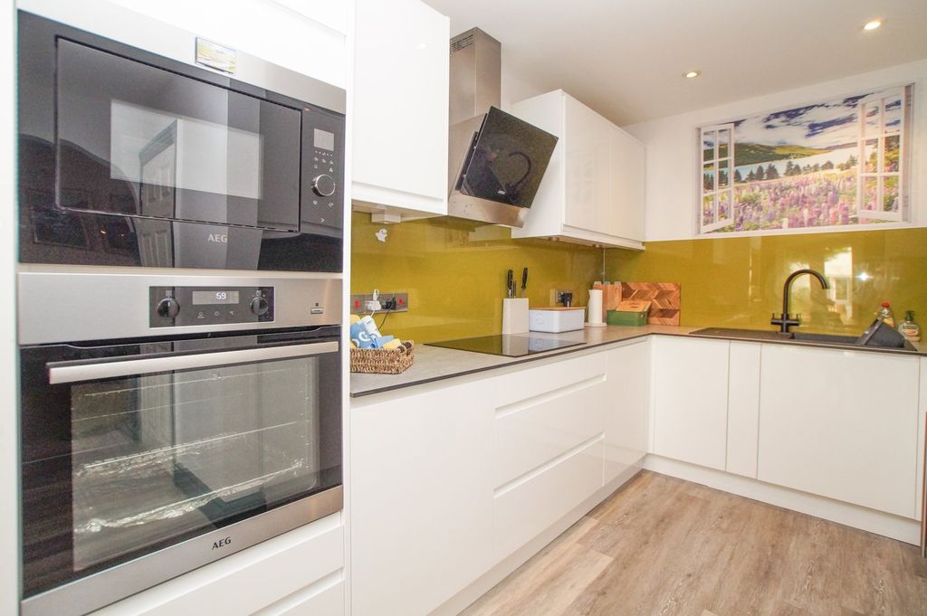 Property photo 2 of 17 Dining Kitchen
