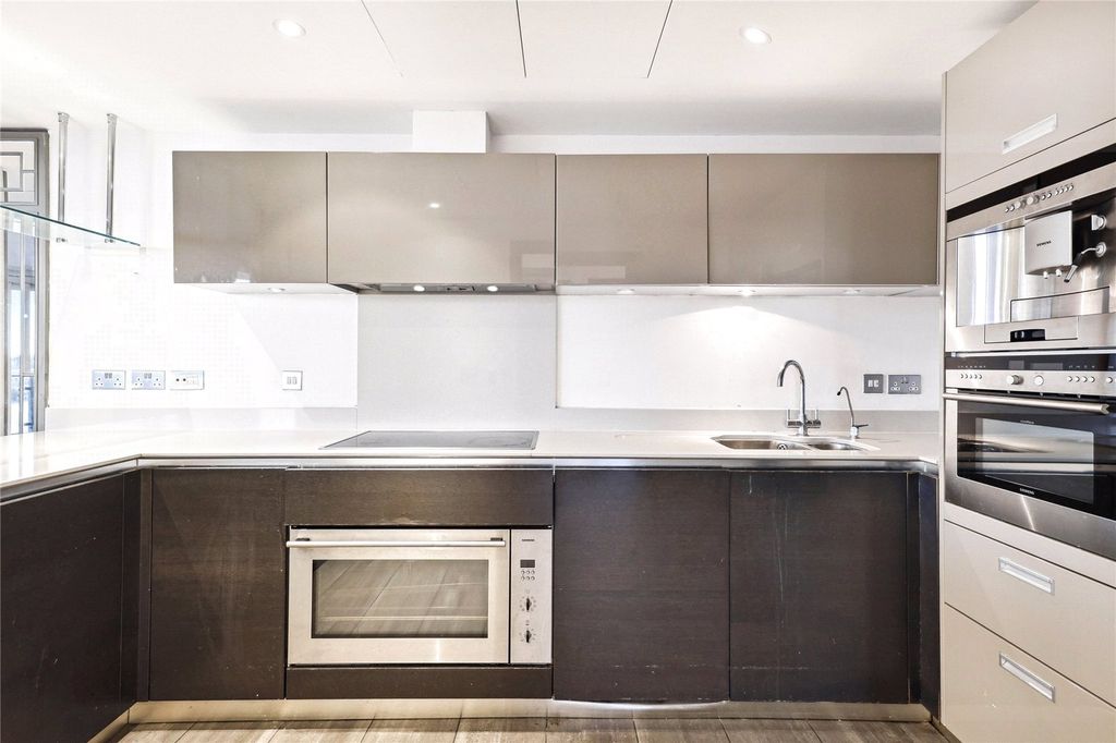 Property photo 3 of 19 Kitchen