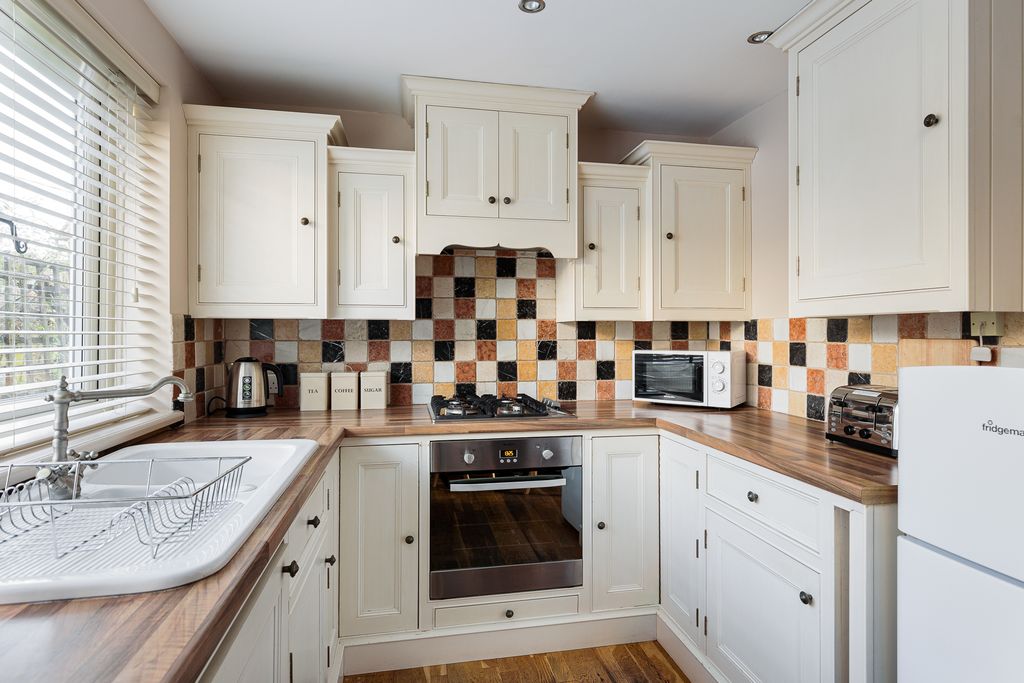 Property photo 1 of 7 Kitchen