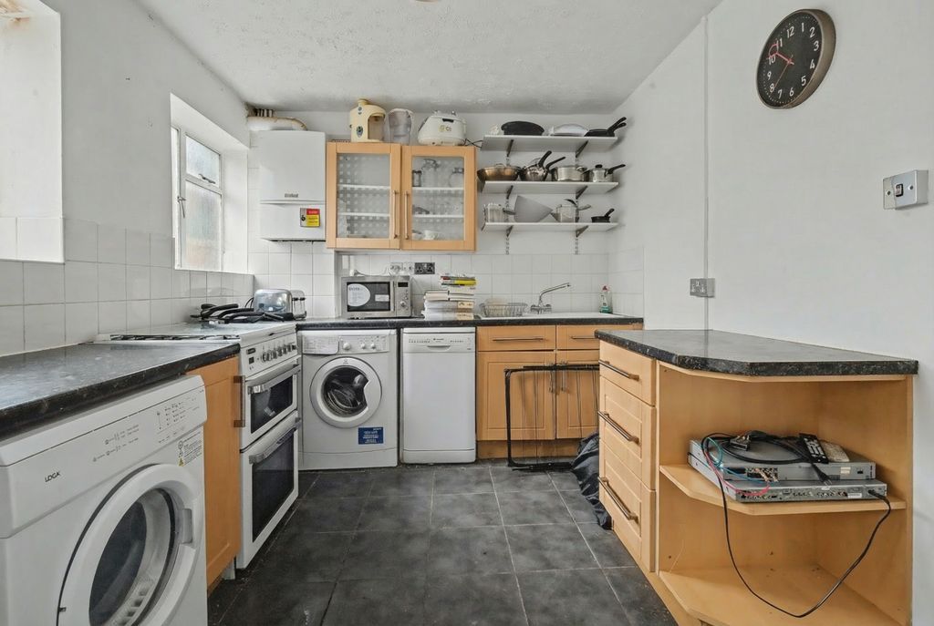 Property photo 3 of 11 Kitchen