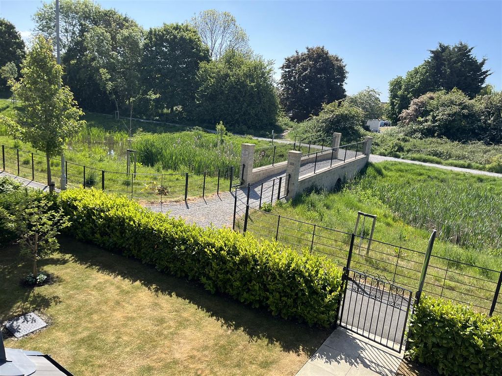 Property photo 1 of 20 Externally