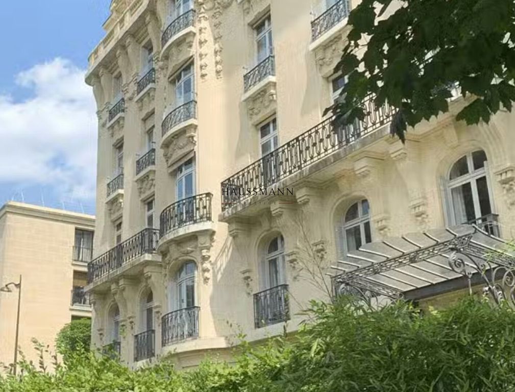 Property photo 1 of 3 Apartment In Neuilly-Sur-Seine