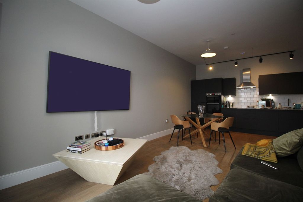 Property photo 3 of 21 Lounge