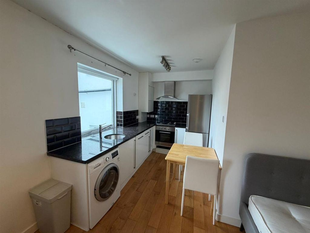 Property photo 3 of 6 Flat 5 96 Webster Rd Se16 l.Jpeg