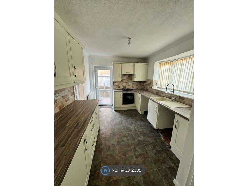 Property photo 3 of 14 Kitchen