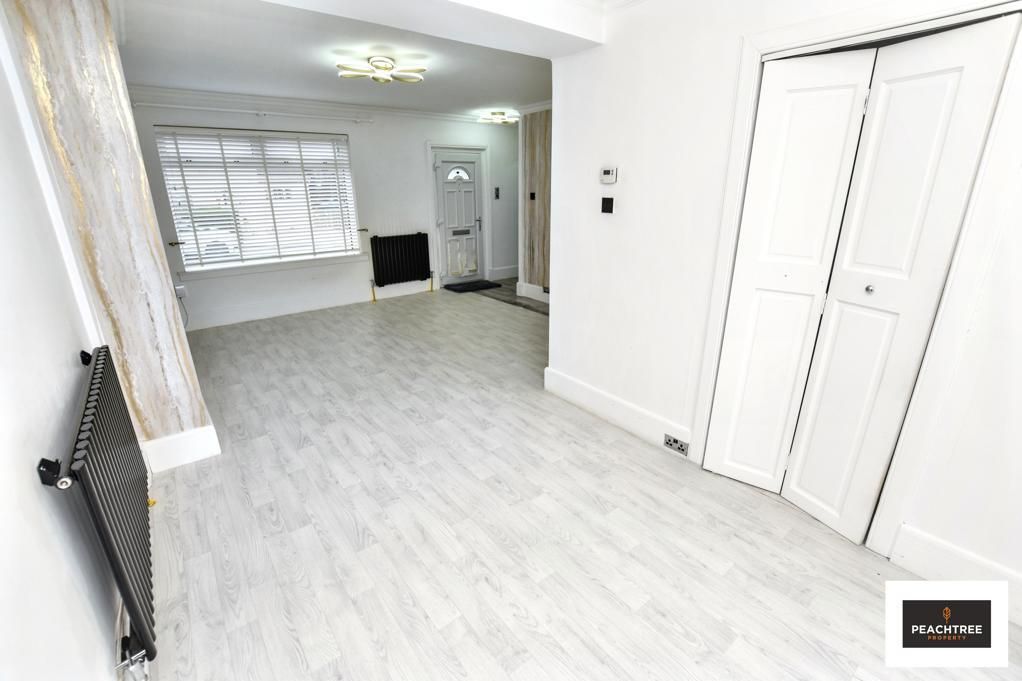 Property photo 3 of 17 Hallway