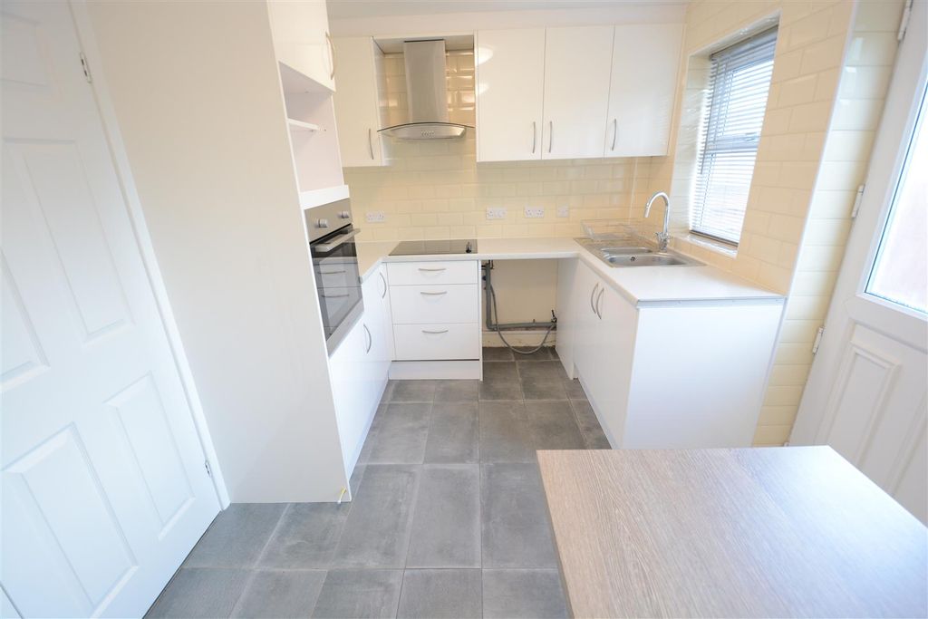 Property photo 2 of 10 Kitchen