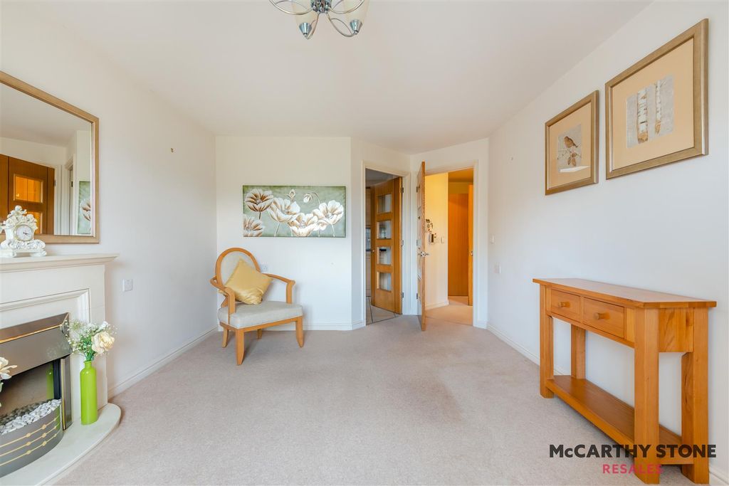 Property photo 3 of 22 8597350-Interior04.Jpg