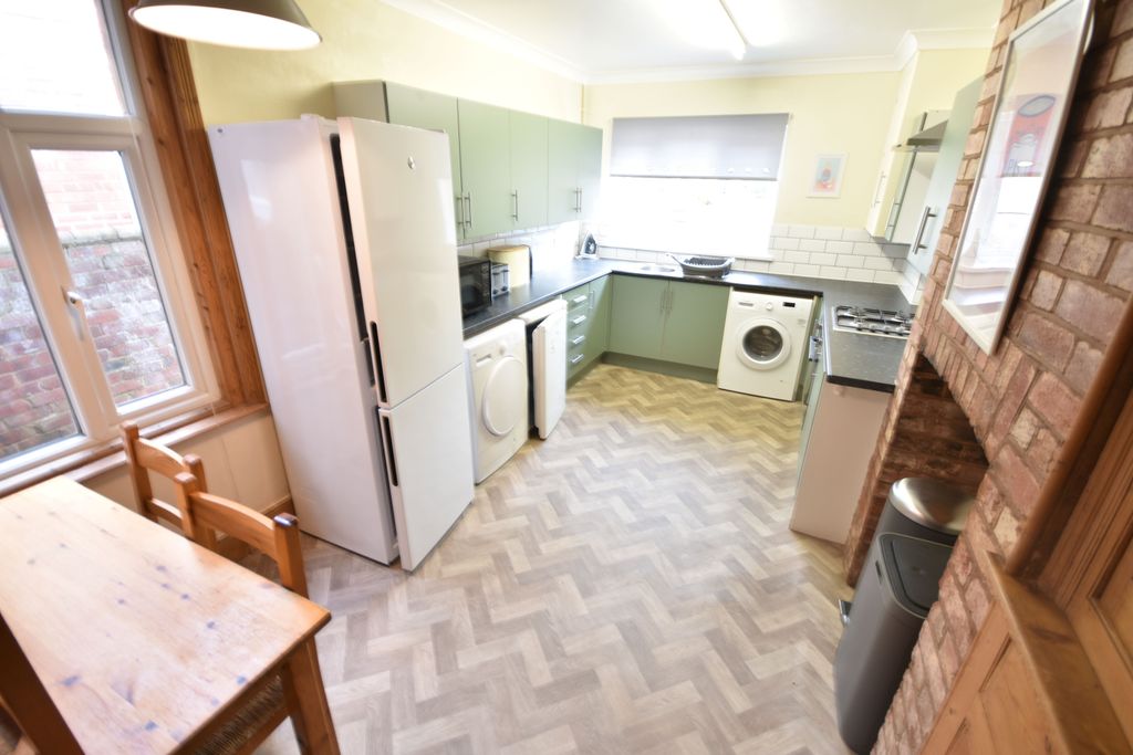 Property photo 2 of 9 Kitchen