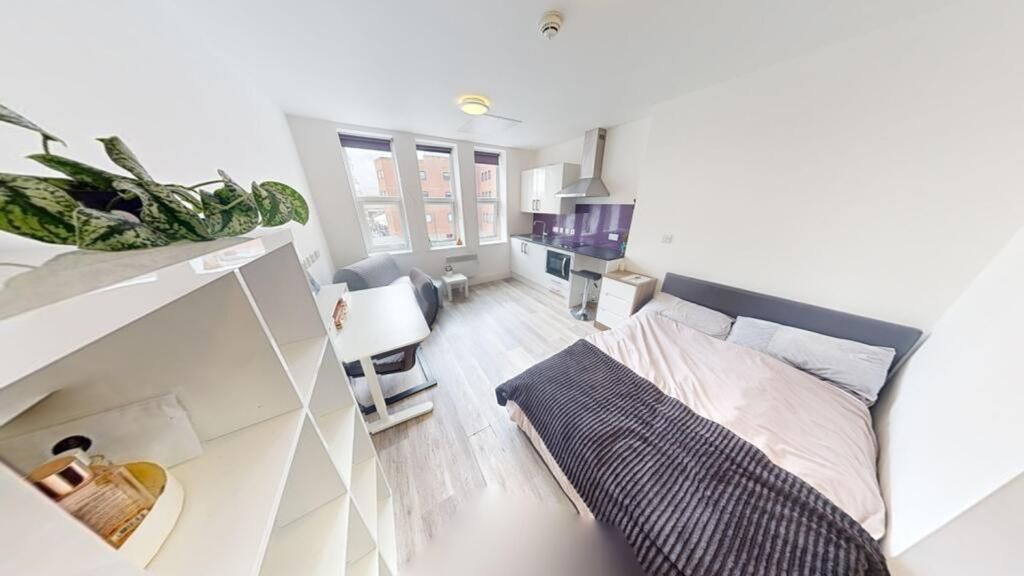 Property photo 2 of 5 A Bright And Spacious Double Bedroom Featuring A c...