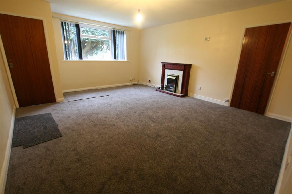 Property photo 2 of 7 Elmfieldgardens,27Lounge.Jpg