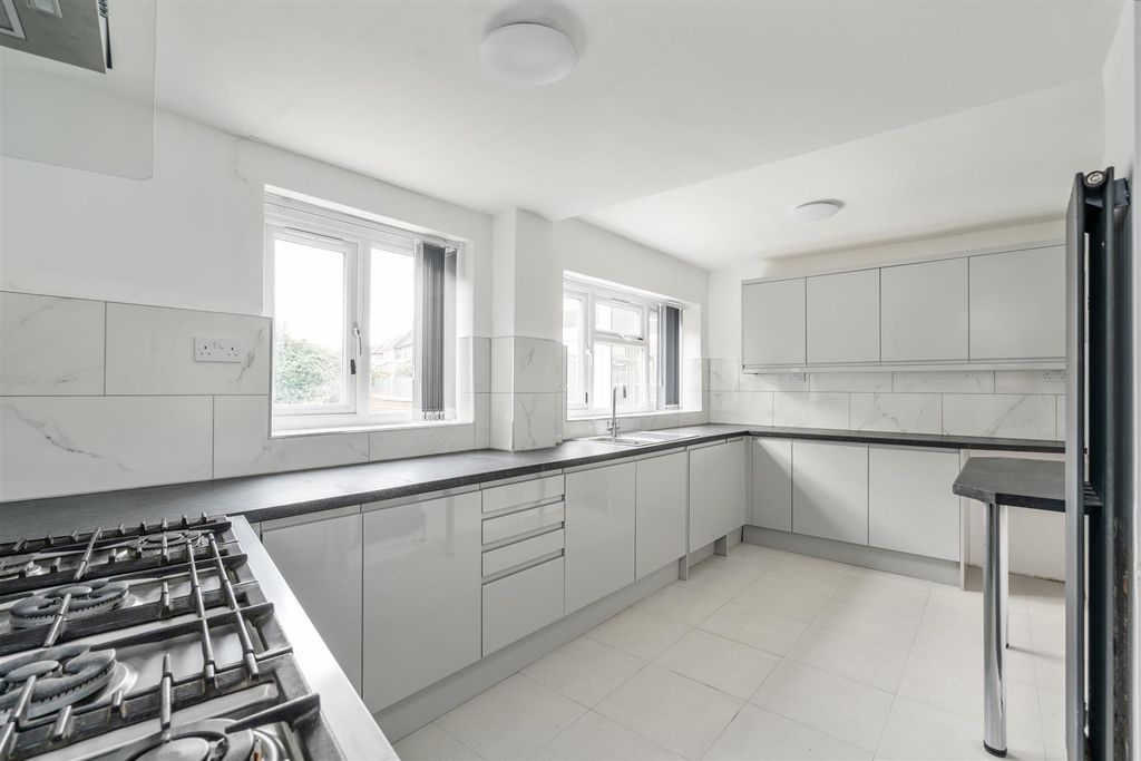 Property photo 1 of 14 2 Wilmcote Road_17.Jpg