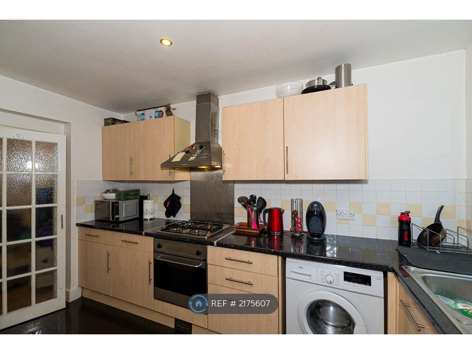 Property photo 3 of 9 Kitchen
