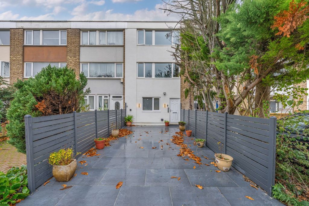 Property photo 1 of 19 HMO For Sale In Putney Sw15