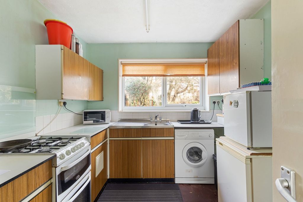 Property photo 3 of 10 Kitchen