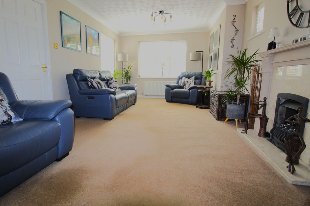 Property photo 2 of 20 Lounge