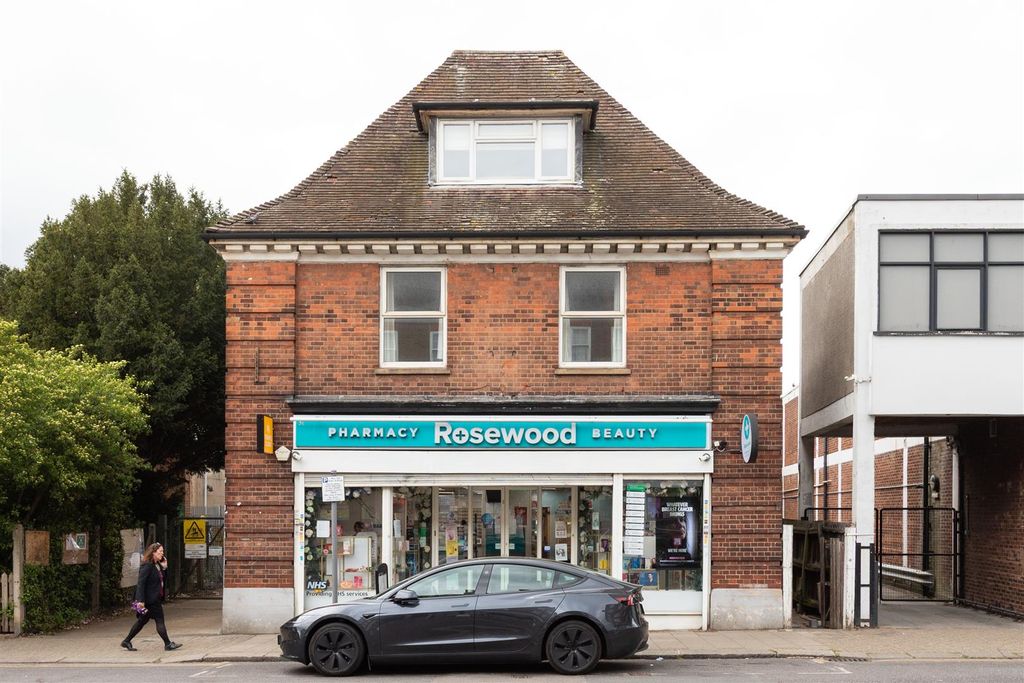 Property photo 1 of 20 Station Road, E4