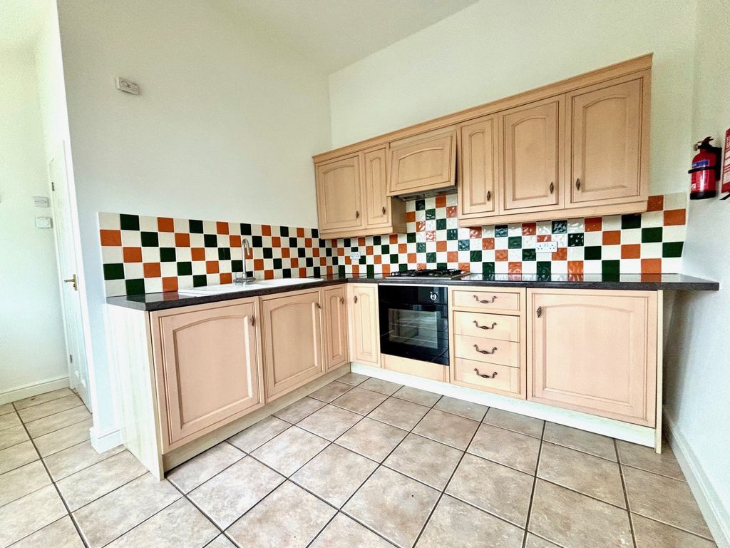 Property photo 3 of 10 Kitchen