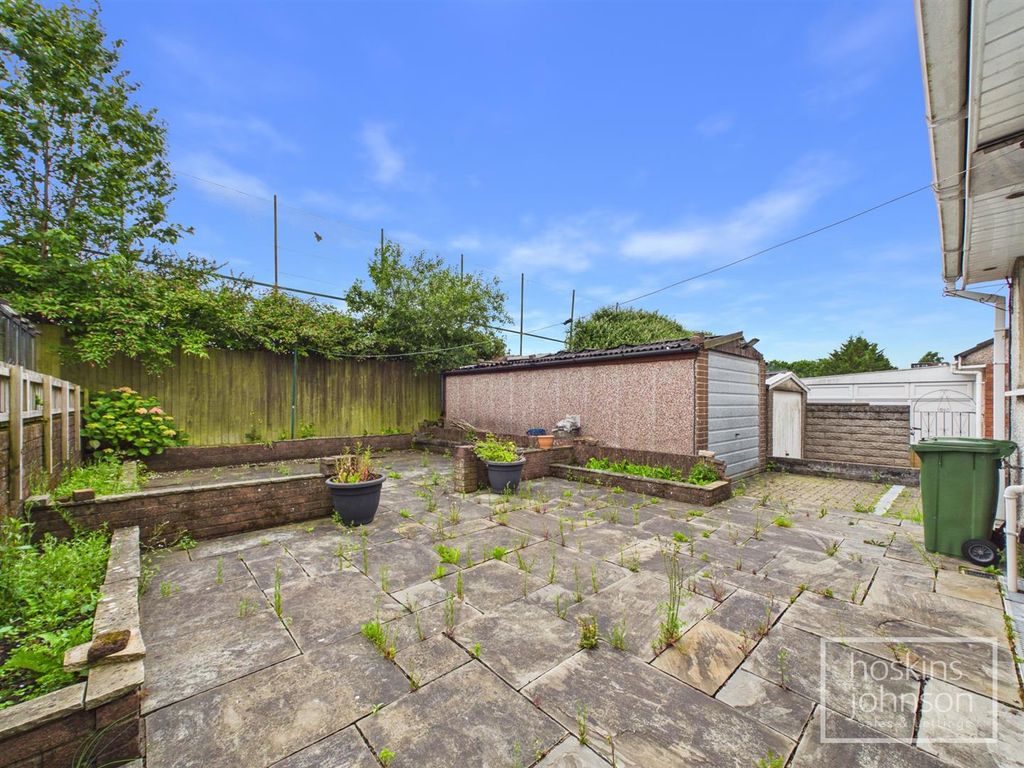 Property photo 3 of 18 Garden & Garage