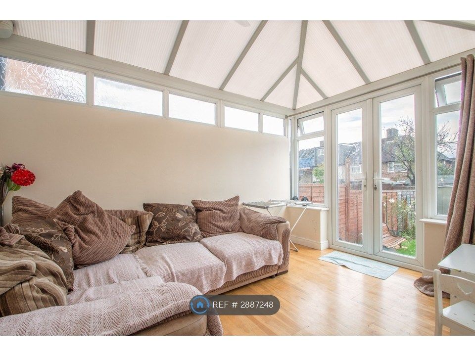 Property photo 3 of 9 Conservatory