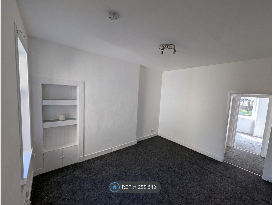 Property photo 2 of 14 Livingroom