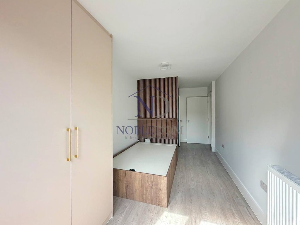 Property photo 1 of 10 Two Bedroom Ground Floor Flat In Feltham