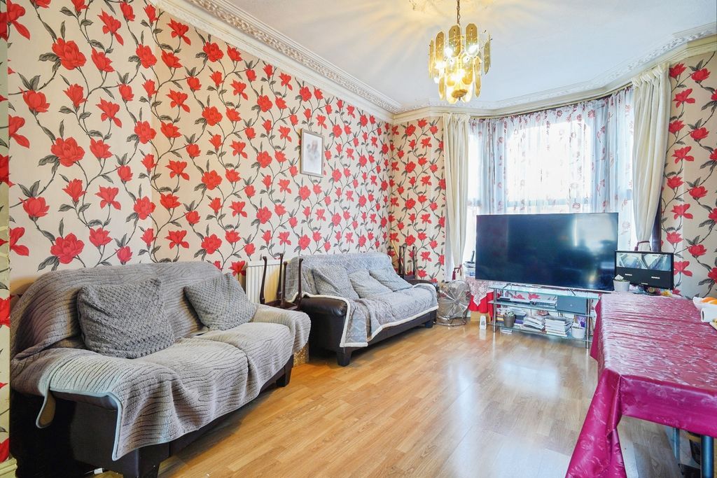 Property photo 2 of 17 Photo