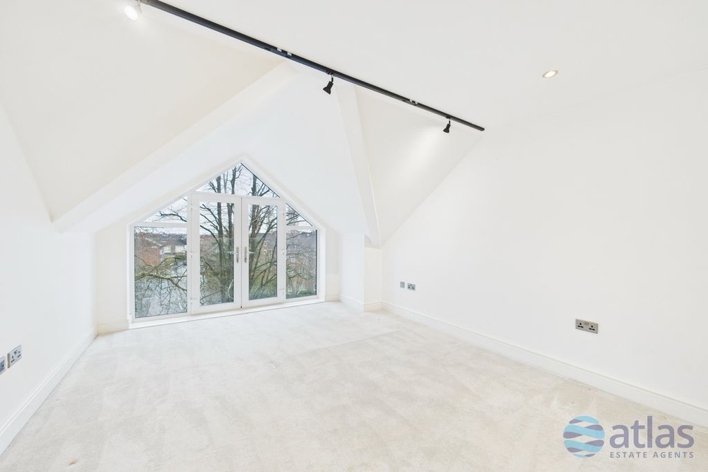 Property photo 3 of 11 Master Bedroom