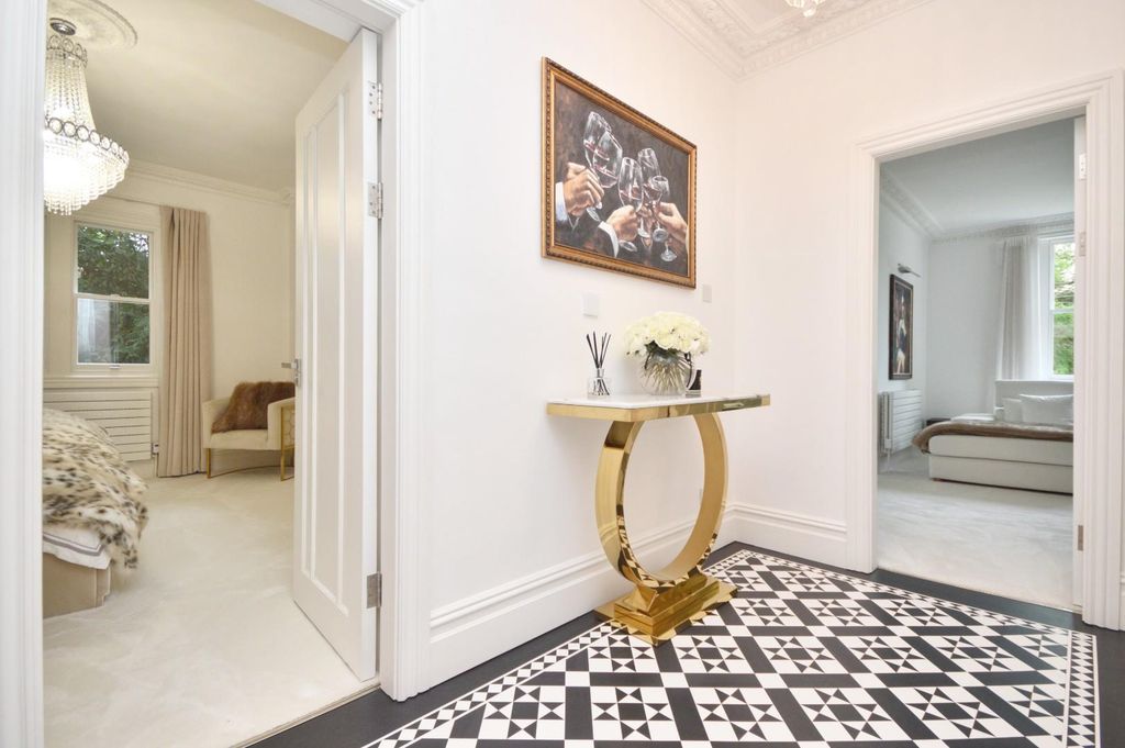 Property photo 3 of 24 Entrance Hall