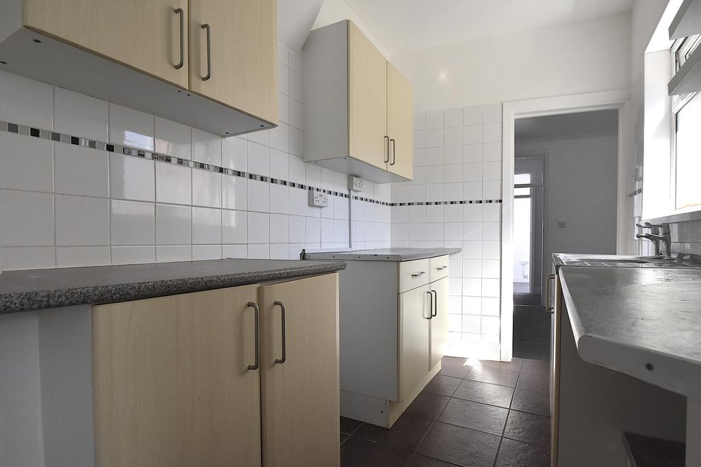 Property photo 2 of 11 Kitchen