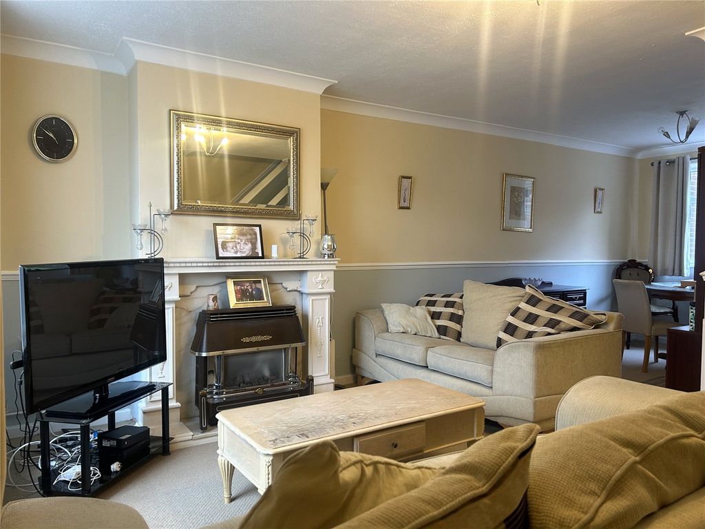 Property photo 3 of 16 Lounge