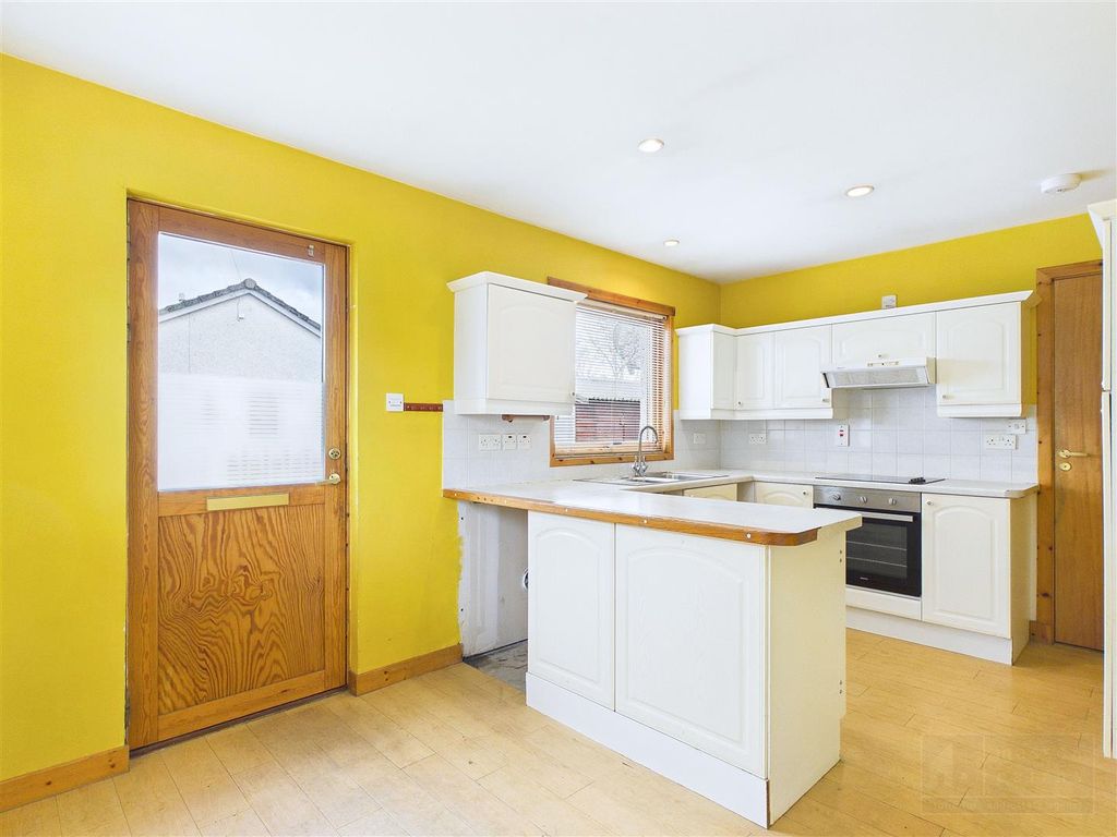 Property photo 3 of 17 Kitchen & Dining Area