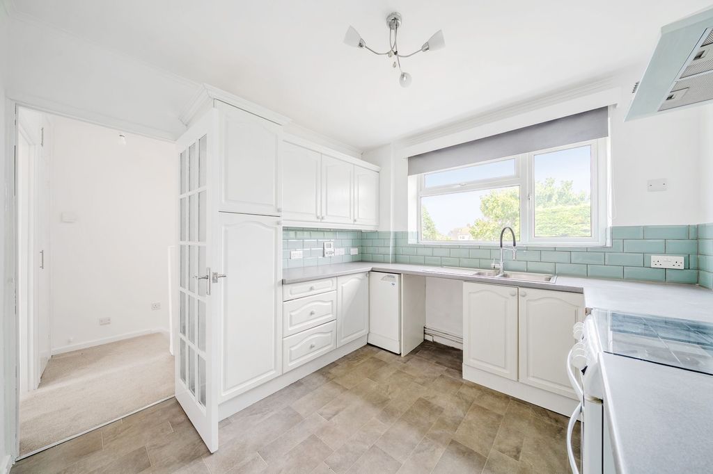 Property photo 3 of 11 Kitchen