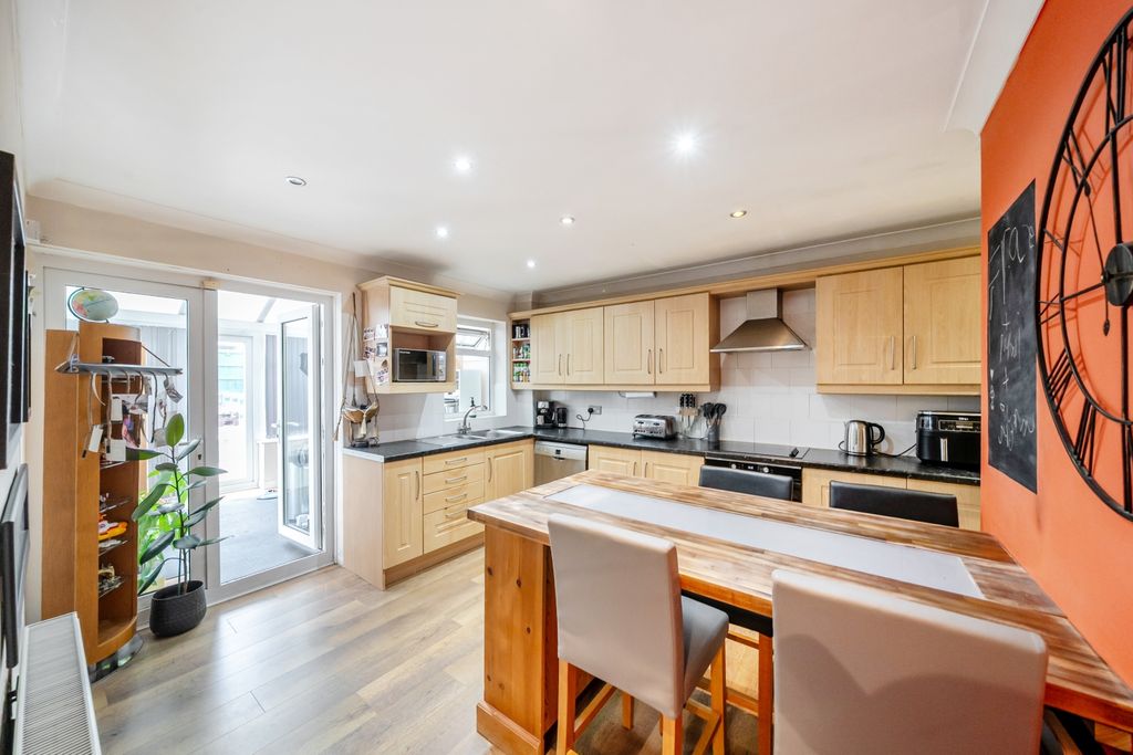 Property photo 3 of 19 Breakfast Kitchen
