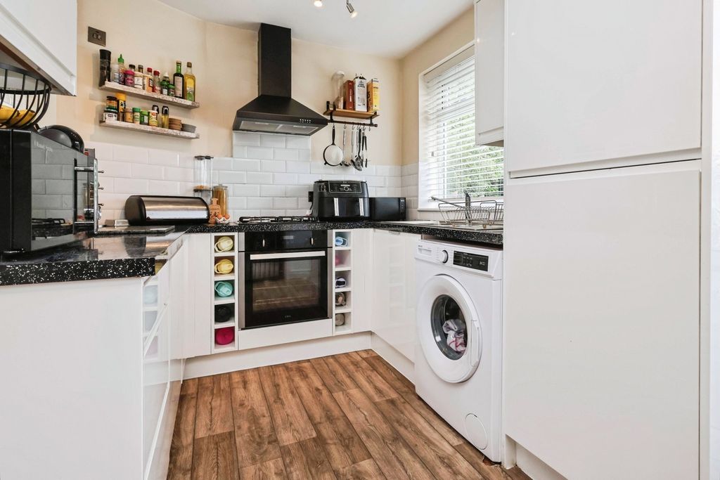 Property photo 3 of 17 Kitchen