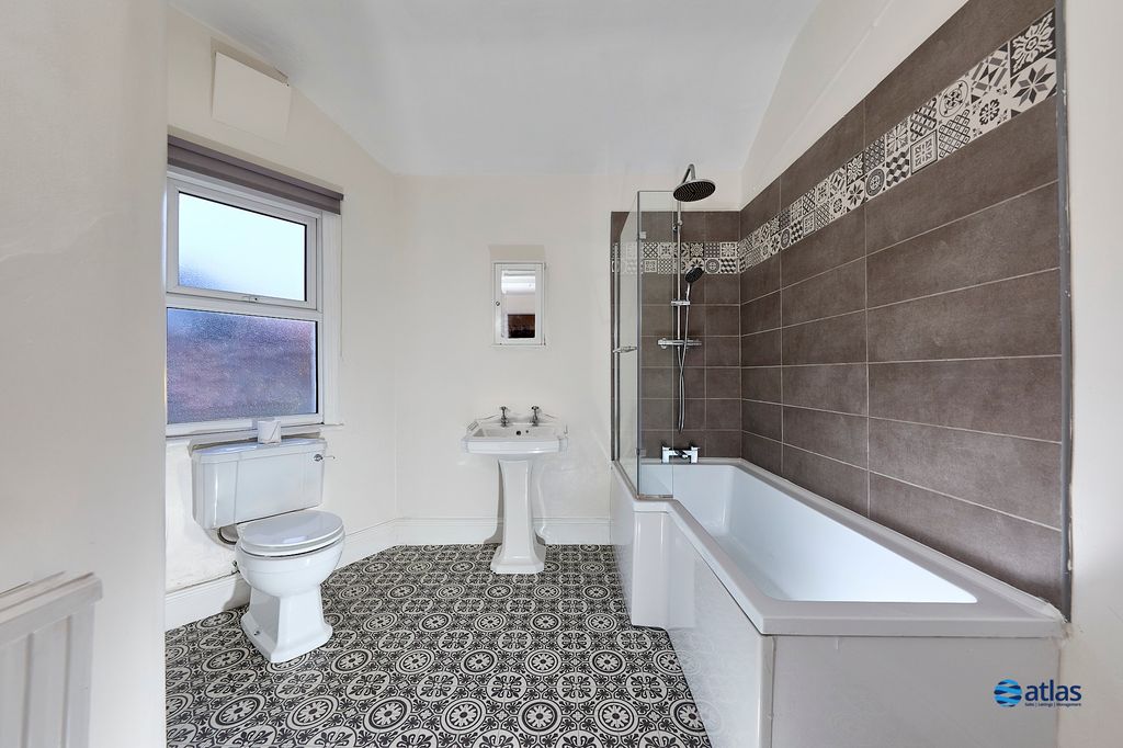 Property photo 3 of 17 Bathroom