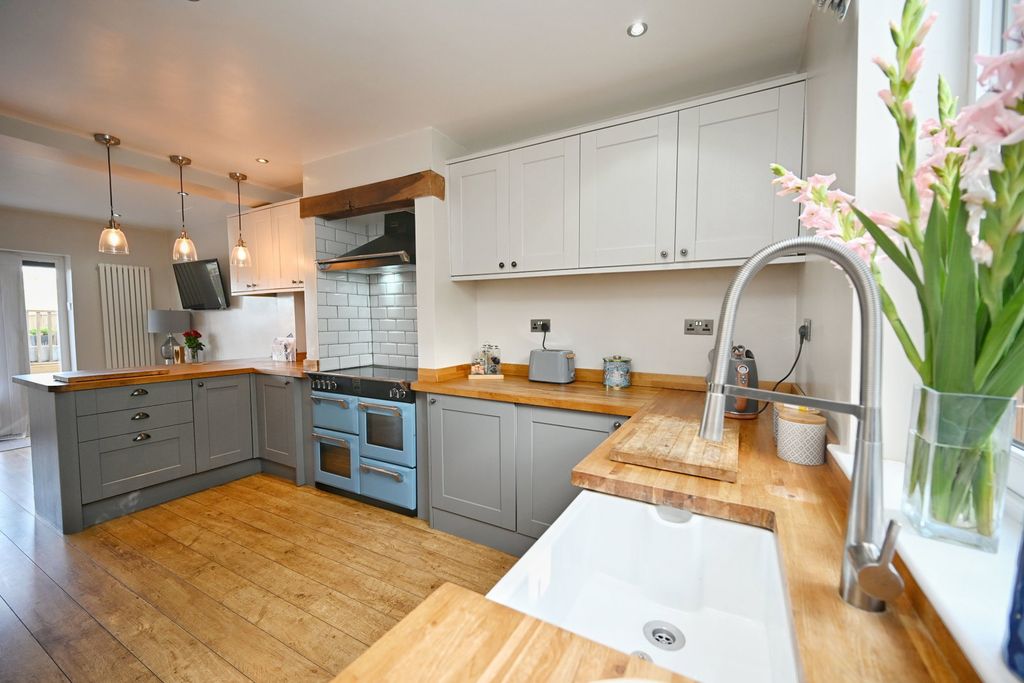 Property photo 3 of 33