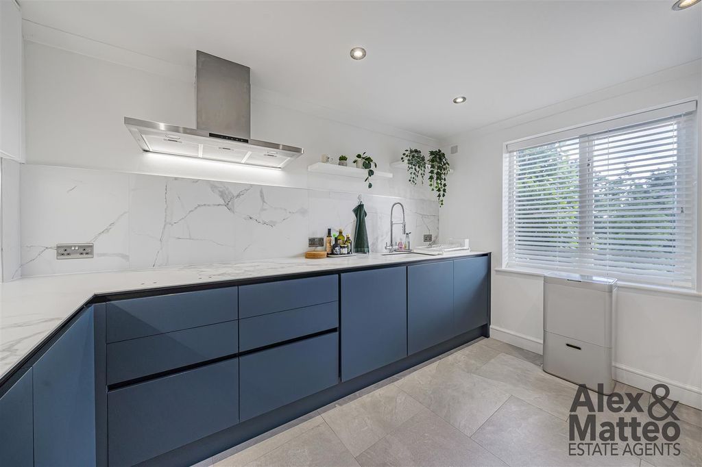 Property photo 3 of 24 Tideway Court
